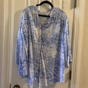 Women’s blouse, either a 1X or 2X